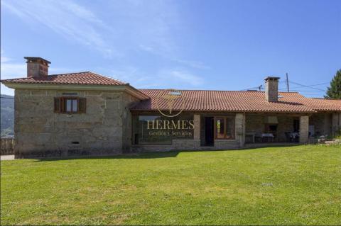 Casa señorial con piscina en Tui, a estrenar!!